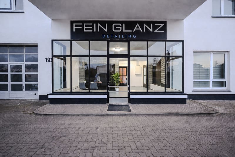 Büro und Halle von FeinGlanz Detailing in Stolzenau mit beleuchtetem Schild über der Glasfront