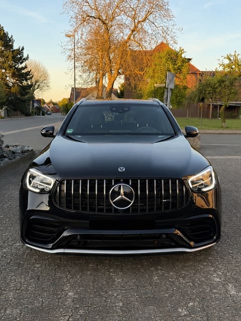 Front eines schwarzen Mercedes im Abendlicht, Lack und Kühlergrill glänzen