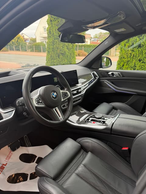Cockpit und Ledersitze eines BMW X5